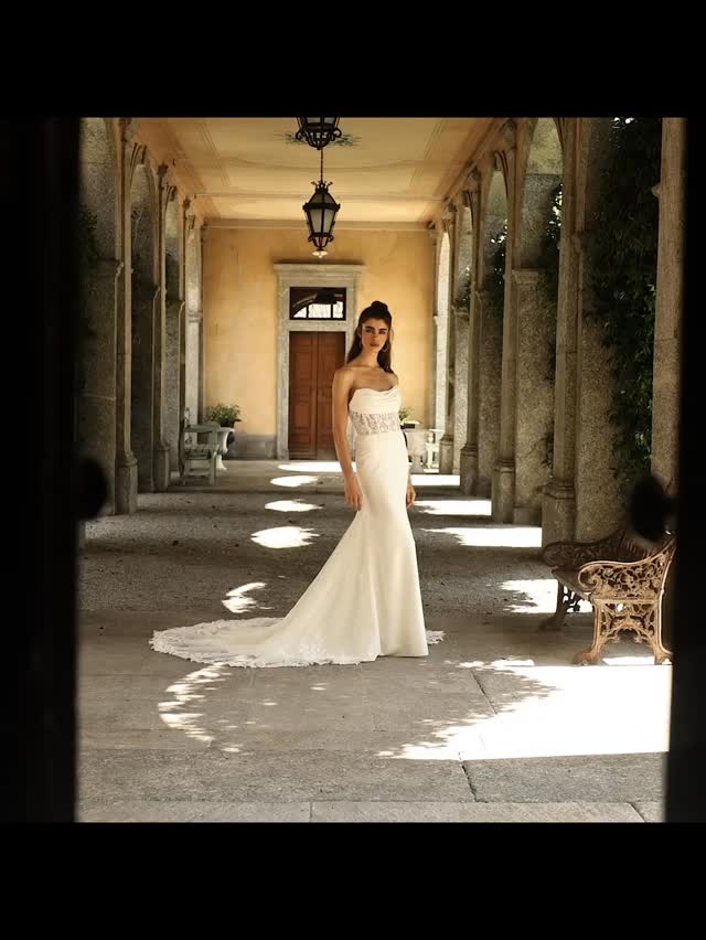 When classy meets sassy 💃💅
Ilia by Justin Alexander has it ALL with a seductive silhouette, illusion corset top and soft scoop neckline! (can order with lined top!)
You can view her and more on our website!
https://www.bluesparrowbridal.com