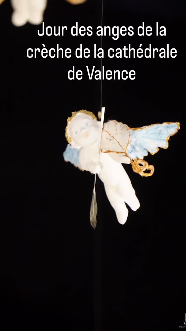 ✨ Jour des Anges — Le ciel exulte
Aujourd’hui, les anges apparaissent, façonnés par Pauline Watteau ; des anges en papier mâché, musiciens, s’inscrivent dans la tradition provençale des figures populaires qui chantent Noël
Ils s’élèvent sur le fond de la peinture lumineuse de Qof~co, comme portés par une respiration de couleurs,
un espace ouvert où la joie circule librement.
Les anges annoncent par leur simple présence
que la lumière est déjà à l’œuvre.
Et le ciel, vraiment, exulte
#chabeuil #crèche #valenceromanstourisme #valence #lafontainedananda