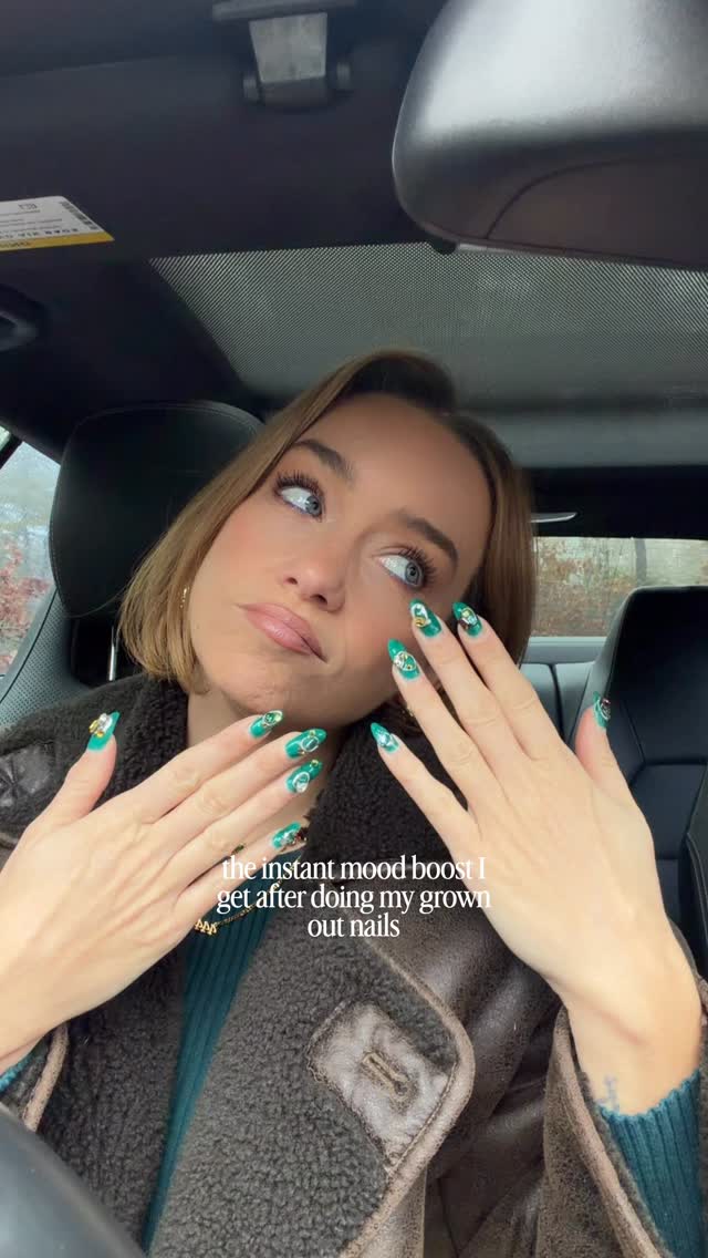 Give me a chrome silver manicure any day 💅🏼
Taking off all those gems broke my heart though 🥲
#nyenails #silvernails #nailart