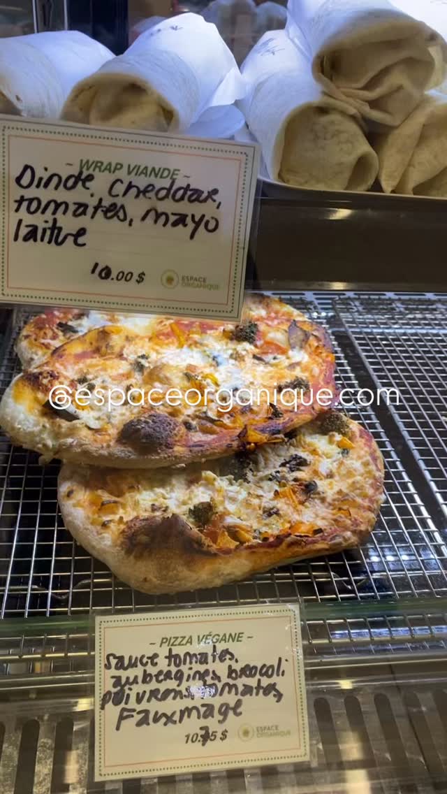 Entre les achats de cadeaux, épiceries et courses passez vous réconforter avec un lunch à Espace Organique !
Premier arrivé premier servi:
*Tourtière aux viandes
*Tourtière végane
*Soupe du jour: légumes et orge (jusqu'à 14h)
*Pizza
*Wrap
*Croissant etc.
*Salades : patates, orzo ou de choux
*Desserts: brownie , pain aux Bananes, biscuit
Au plaisirs de vous servir 😍
Nous écoulons jusqu'à ce mercredi 24.
Le comptoir lunch prendra ensuite des vacances bien méritées.