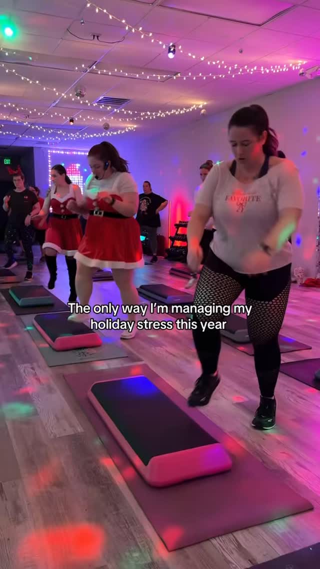 What keeps you sane through the holiday season?? 🤪
Moving my body is one of the BIG ways I keep myself together. Friendly reminder that exercise comes in many different forms and there’s no wrong way. Just move! ❤️
#dancefitness #stepfitness #stepworkout #homeworkout #hiramga