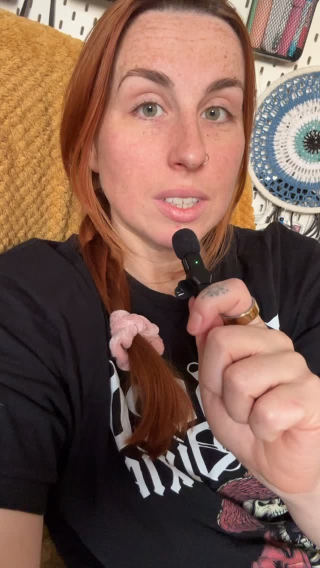 Being around family intensely at Christmas can be hard work! 👀
Admitting that doesn’t mean we don’t love them dearly 🥰
Being able to notice our own nervous system moving into sympathetic zone and gently bring it back to safety will have a knock on effect for those around us so here’s a couple of pointers ✨