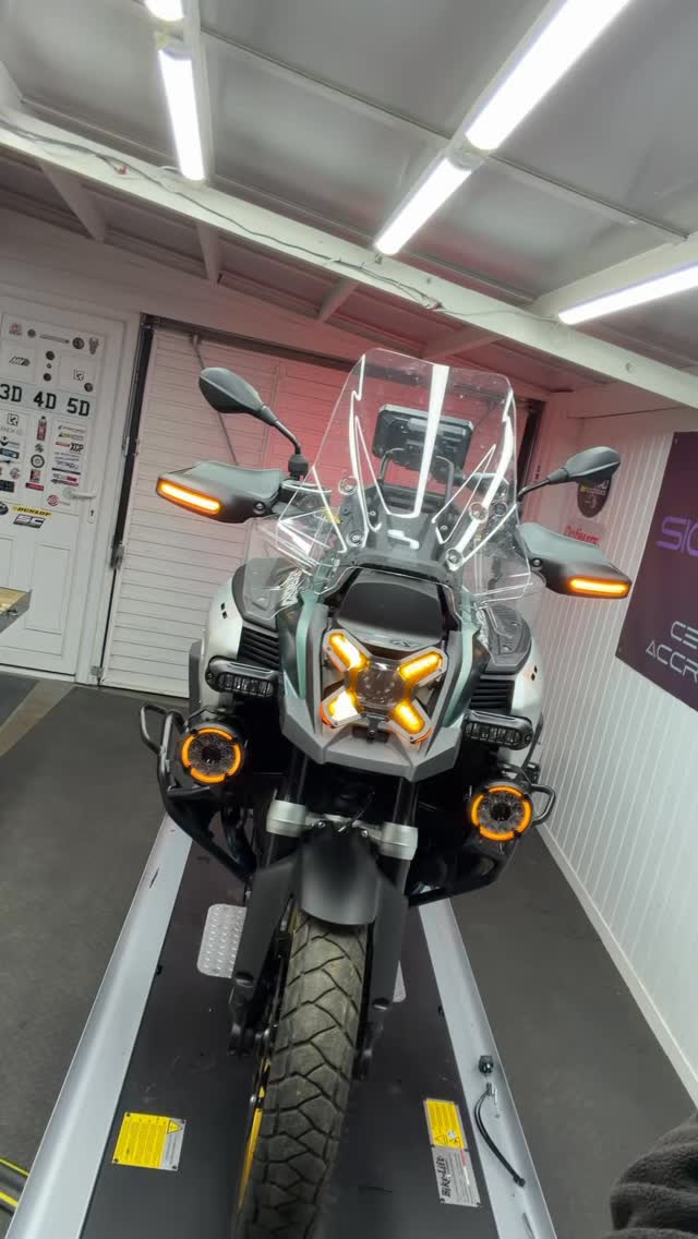 What a phenomenal looking bike this is now after a full day with us here at Shiny Side Up having what could be the ultimate package applied and installed!
- LoneRider MotoLights
- LoneRider Under nose Mounts (V2)
- MotoCan Controller
- LoneRider Headlight guard (with the Amber lens)
- *NEW* CLM - Front Cruising Light Modules
- Healtech Exhaust servo eliminator switch
- Denali B6 under numberplate brake light
- SSUP Upper mounted B6 brake light kit
- Weiser Wizards (BR)
- Denali Soundbomb split (with R1300GS mounts)
All installed, programmed, customised and personalised for the customer all in a days work!