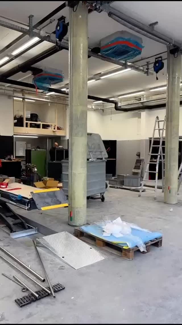 🚧 Letztes Baustellen Update 2025
Ein Kapitel geht zu Ende:
Unsere Mitarbeitenden ziehen über die Festtage in die neue, moderne und deutlich grössere Werkstatt ein. Das Provisorium wird beendet – der Fokus liegt wieder voll auf euch, unseren Kundinnen und Kunden.
Ab Januar 2026 sind wir bereit und startklar mit unserer neuen Werkstatt, welche somit als erstes nach dem Umbau produktiv läuft.
Danke für euer Vertrauen und eure Geduld während der Bauzeit 🙏
Der Rest des Gebäudes wird in den nächsten Monaten fertiggestellt.
Wir freuen uns riesig, euch im Frühling 2026 an unserem neu überbauten Standort begrüssen zu dürfen.
Schöne Festtage und bis bald! 🎄✨ … und bis zum nächsten Baustellen Update.
Urs und Katja Durrer sowie das ganze Auto Bucher Team
#toyotaschweiz #toyota #kundenerlebnis #nidwalden #buochs gewerbenidwalden autogarage