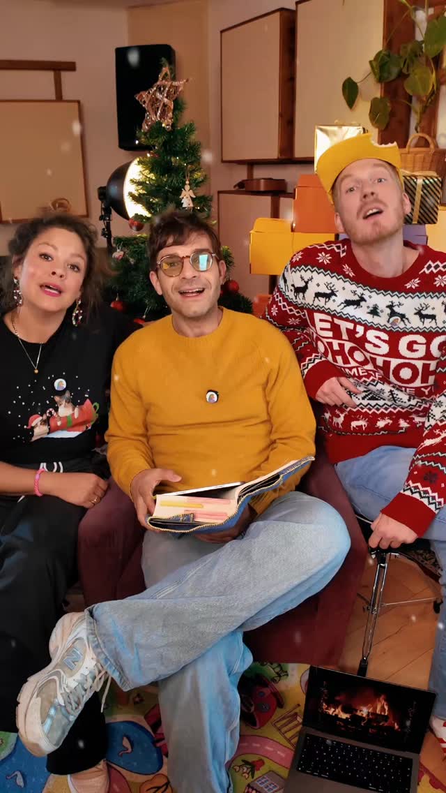 🎁 Hörspiel-Adventskalender: Das Weihnachtswunder der Honigkuchenpferde – Teil 4! ❤️
Die Melodie von Pferdis Eltern erzählt von tiefer Freundschaft und Familie. Es ist Zeit, Lebewohl zu sagen, aber auch die Gewissheit zu finden, dass wahre Freundschaft ewig währt. Entdeckt im letzten Teil unseres Hörspiels "Das Weihnachtswunder der Honigkuchenpferde", wie Elias, Johannes und Fidi das größte Geschenk von allen erhalten: ihr eigenes Weihnachtslied.
#hörspiel #honigkuchenpferde #kinderlieder #familienzeit #weihnachten