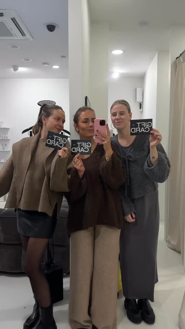 CHRISTMAS GIVEAWAY! Der perfekte Anlass heute um euch etwas zurück zu geben. Denn heute verschenken wir 3x 100€ Gutscheine. Heißt, es haben gleich 3 von euch die Möglichkeit etwas zu gewinnen. Was ihr dafür tun müsst?
🎅🏻 den Beitrag liken
🎅🏻 eine Freundin markieren, die auch die Chance auf einen Gutschein haben soll
🎅🏻 und uns folgen.
Das Gewinnspiel wird am 6.1 ausgelost, die Gewinner werden von uns dann per Nachricht benachrichtigt. Wir wünschen euch ganz viel Glück und wundervolle Weihnachten! ✨🫶🏼 #lieblingsstueckstore #giveaway #christmas #gewinnspiel #christmasgiveaway