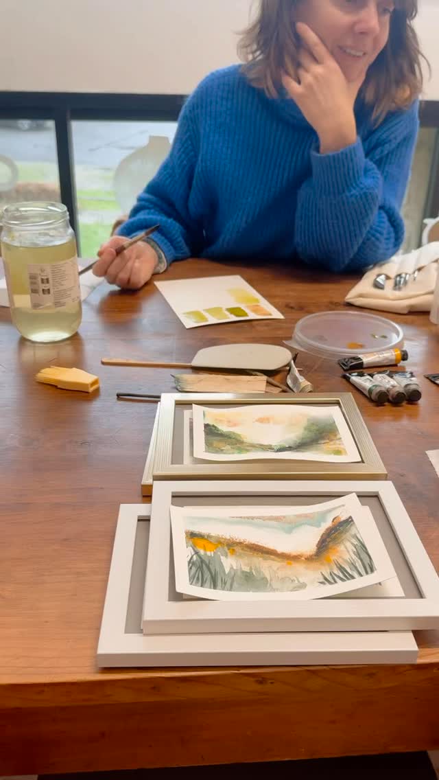 Cartes postales. • Aquarelles intuitives
Un après-midi hors du temps 🤍
Des pinceaux qui glissent,
des couleurs qui se rencontrent,
des mains qui créent sans pression.
On a ralenti.
On a respiré.
On s’est laissé porter.
Un moment simple, doux et profondément apaisant,
où l’aquarelle devient un prétexte pour se reconnecter à soi 🎨
Merci pour cette bulle de calme et de créativité ✨
#maisonokini #aquarelle #atelierdartiste