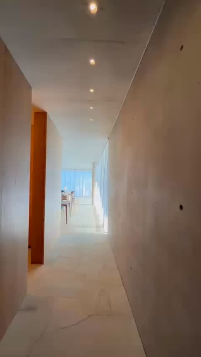 Para quem valoriza a luz natural como elemento de projeto e entende que cada detalhe transforma a experiência do espaço. @arthurdecor #arthurdecor #arquitetura #curtaindesign