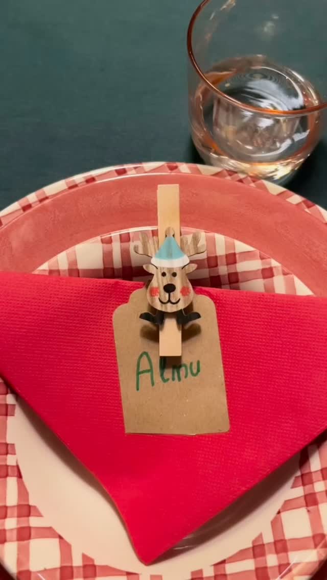 La Navidad me despierta sentimientos contradictorios: tristeza, ilusión, ansiedad, esperanza, pereza, ganas... y seguramente muchas cosas más.
No soporto los manidos mensajes de paz, amor y amistad de copio-pego, sin personalización ni amor real; no entiendo muy bien qué significa “feliz Navidad”, pero yo también lo digo; adoro el comienzo del año nuevo y, lo que más me gusta es el día en que, por fin, terminan las fiestas.
A veces, siento que los corazones se ablandan en estas fechas y entonces llegan mensajes con bonitos deseos, entonamos el mea culpa, nos empeñamos en que todo sea mejor. Ojalá sea mejor. Para 2026 solo pido tranquilidad, solo eso. ¿Será demasiado?