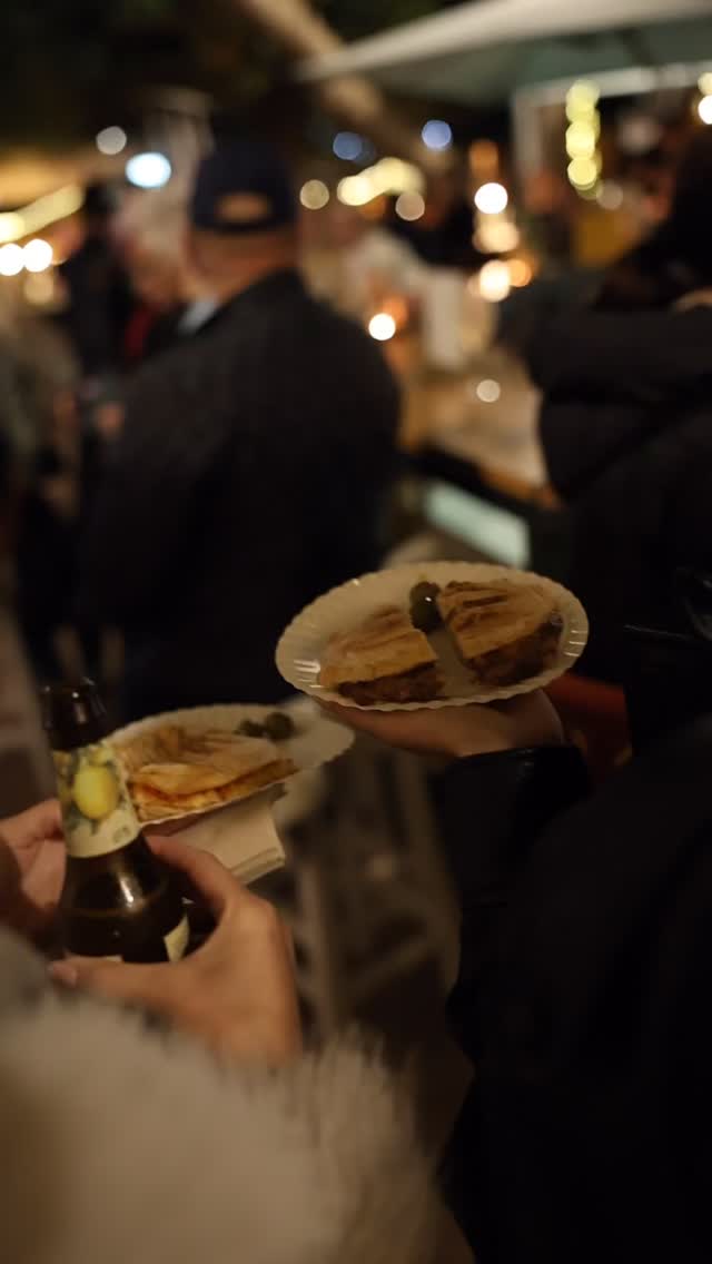 Un Paseito por el Christmas Market de @puerto_portals , bajo las luces navideñas y nuestros llonguets en mano 🤩🎄✨
________
A stroll through the Christmas Market at @puerto_portals , under the Christmas lights and with our llonguets in hand 🤩🎄✨