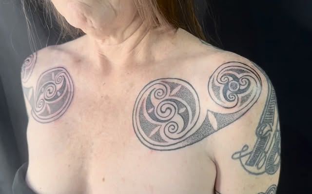 Beannachtaí Grianstad an Gheimhridh duit! Winter Solstice Blessings to you!
síocháin, grá agus sláinte duit!
-
May this season bring you peace, love, and good health :)
-
Here is one of my favourite tattoo projects I’ve been working on- inspired by Irish historical art, from the Book of Kells to the Tara Brooch. These shoulder pieces are in the La Tène spiral style designs, inspired by some utterly tiny drawings in the Book of Kells.
-
#triplegoddesstattoos #dotworktattoo #irishtattoo #pagantattoo #celtictattoo