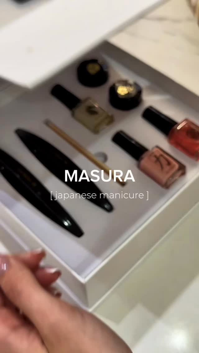 At Blanche Beauty, we now have a new Japanese manicure kit by Masura 🇯🇵🗻
An intensive nail care ritual designed to restore the natural nail plate using natural products and polishing pastes.
The result is a smooth, mirror-like shine — no gel, no colour, just healthy, glossy nails.
For best results, we recommend having Japanese manicure treatments consistently over a period of time to fully restore and strengthen the natural nail bed.
Ideal for those taking a break from gel polish and choosing natural nail beauty.
Japanese Manicure from £53