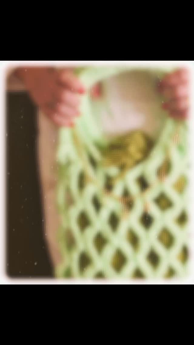 Mostrei essa bolsa para três mulheres: duas de idades próximas e uma duas décadas a mais. A mais velha e a do meio disseram a mesma coisa: lindo modelo, mas não usaria por causa do verde neon. A mais nova amou o modelo e a cor! Já está usando!
Isso só confirma algo tão fundamental entre nós: a diversidade de gostos e estilos. E isso se estende para tudo na vida. Viva a diversidade!
Eu também acho esse modelo bem bonito, moderno, leve e que pode combinar com praia, com bar, com festa e com dia a dia. Pode ser feito em diversas cores.
Bolsa Chick Sereia
Aula @maeefilhacrochemoderno
#fiodemalha
#bolsadecroche
#feitoamāo
#modabolsas