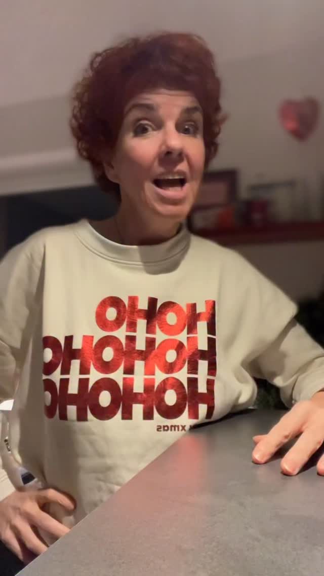 🫶 Wer hilft mir dabei, diesen Wunsch zu erfüllen?
Speichere diesen Beitrag, teile in deiner Story meinen Account, kommentiere mit was auch immer, Hauptsache, du interagiert auf diesen Beitrag – denn dann glaube ich, dass ich vielen Frauen ausgespielt werde. Und die werden dann auf das so wichtige Thema Wechseljahre aufmerksam!
✨Wenn das nicht mal ein tolles Weihnachtsgeschenk ist.
–––
Hallo! Ich bin’s, Daniela. 🎙️
Host von MENOMIO – Der Podcast für glückliche Wechseljahre.
Wechseljahre sind kein Drama – sie sind dein Upgrade.
✨ Mit Wissen, Humor & echten Geschichten zeige ich dir, wie du diese Phase feiern kannst.
👉 Folge mir, wenn du Glitzer statt Tabu leben willst – und ehrliche Einblicke zu Wechseljahren, Perimenopause & Selbstfürsorge suchst.
✨ Glückliche Wechseljahre sind kein Mythos – sie sind (m)eine Mission.
#glitzernstattschwitzen #wechseljahre #perimenopause