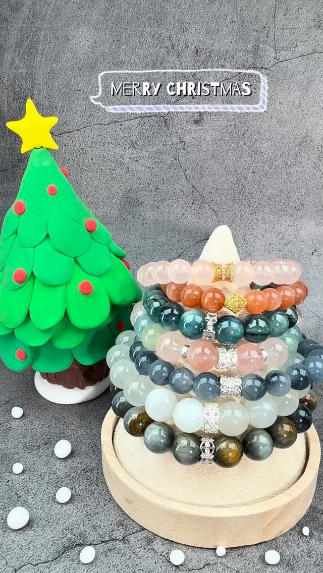🎄 Merry Christmas from Nufera ✨
Wir wünschen euch eine Weihnachtszeit voller Wärme, Freude und meaningful moments.
Thank you for being part of our journey — may natural beauty and gentle energy begleiten euch durch diese besondere Zeit.✨💖 #MerryChristmas #Weihnachten #ChristmasVibes #Handgemacht #Edelsteinschmuck