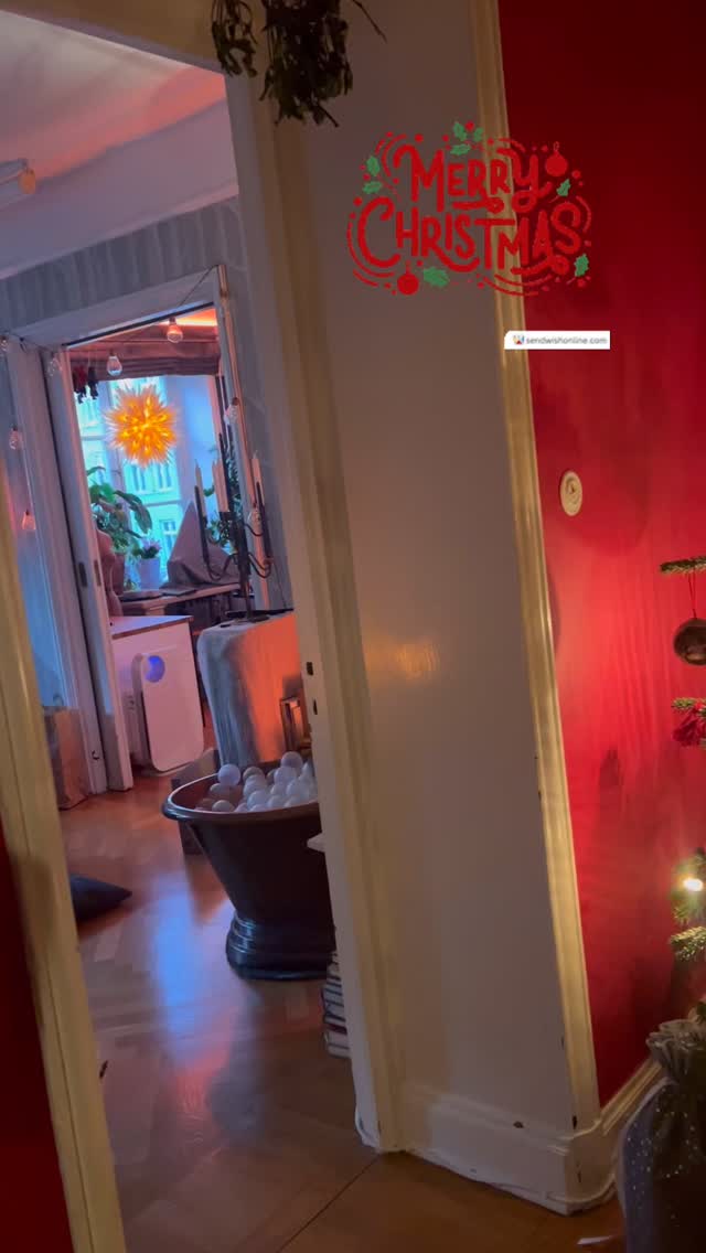 God jul alla vänner och familj!
Vilket virvlande halvår jag haft!
Flytten till Stockholm i augusti och jobbet som ordförande på @klys59.
En position som gett så otroligt mycket!
Arbetet som görs på kansliet tillsammans med representanterna för våra medlemsorganisationer är imponerande!
De här första sex månaderna har varit både roliga och lärorika!
Och sedan åkte jag på turné i oktober med mina kära ”systrar” i föreställningen BUS- bedårande under stress i regi av @josettebushellmingo där vi tack vare @riksteatern reste landet runt.
Vi berättade våra egna livsberättelser, men delade också berättelser om några historiska svarta kvinnor som funnits i Sverige.
Tack kära systrar! Love you madly! ♥️
@kayoshekoni @blossomtainton @gladysdelpilar @viviancardinalofficial
Och till det - den nya tjänst som fått och där jag till sommaren blir @norrbottensteatern nästa chef! 🎭
Så glad och ödmjuk inför uppgiften!
Men först ser jag fram emot de kommande sex månaderna och arbetet med KLYS i den kommande valrörelsen. 💪🏽
Kulturen lever och vi med den!
God jul alla! 🎅🏽