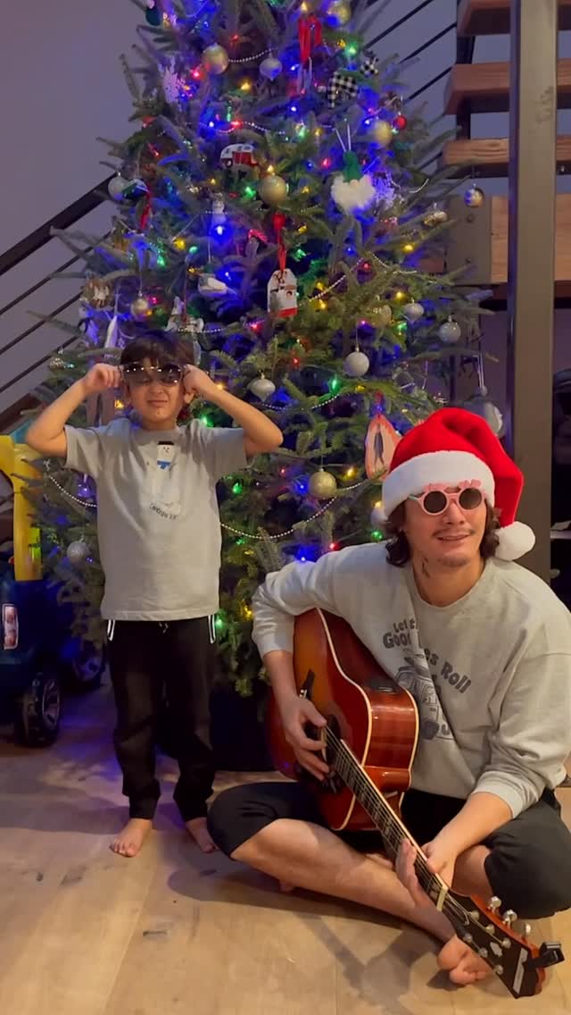 Merry Christmas & Feliz Navidad!!! #santa #humor #funnyvideos #merrychristmas❤️ #feliznavidad🎄