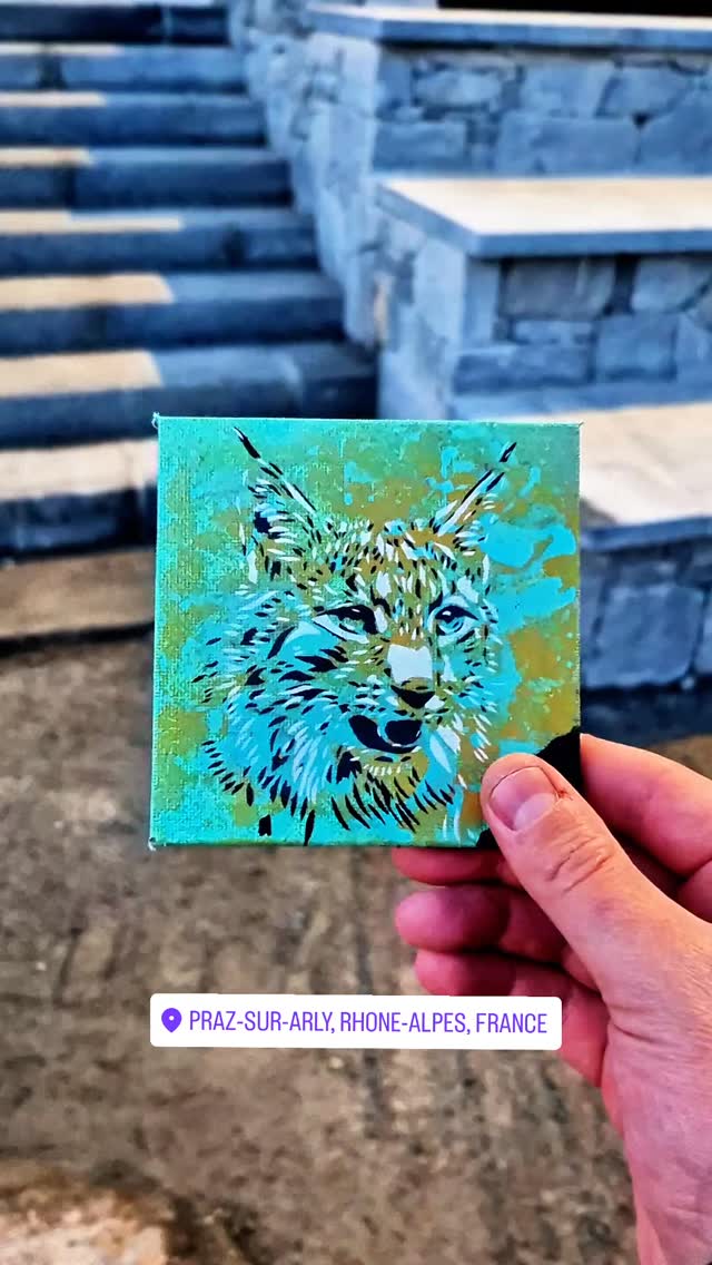 Un lynx s’est discrètement invité à Praz-sur-Arly 👀
Silencieux, libre, presque invisible… jusqu’à ce que tu tombes dessus.
Un POPCHIPS déposé en pleine nature urbaine, entre montagne et village,
comme un clin d’œil à ceux qui regardent vraiment autour d’eux.
Si tu le trouves :
📸 photo
📍 partage l’endroit
🟡 fais-le voyager
L’art n’est pas toujours fait pour être accroché.
Parfois, il se découvre.
@prazsurarlytourisme
@sarahjcz
#popchips
#streetdrop
#streetartfrance
#streetartmountain
#lynx
arturbain
urbanart
artdanslarue
prazsurarly
hautesavoie
mountainvibes
chasseautresor
artcontemporain
alexandrepetrus