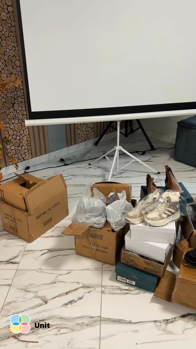 📍 Миколаївська область — ми знову тут
Цього разу команда ГО «Юніт» підтримала мешканців сіл Новоселівка та Костянтинівка — громад, які пережили окупацію та значні руйнування: знищені будинки, вулиці, звичне життя.
Також ми допомогли вимушено переміщеним особам, які нині знайшли прихисток у місті Баштанка 🙌🏻
📦 Що вдалося передати цього разу:
• 280 наборів для дорослих
• 150 дитячих наборів
• 45 пар зимового жіночого взуття
🧼 Дорослі набори містили побутову хімію, засоби жіночої гігієни, термоси для збереження тепла та рушники.
🧸 Дитячі набори — канцелярські товари, термоси та солодощі, які так тішили малечу
Це була дуже доречна й необхідна допомога — і ми щиро раді, що змогли бути поруч у цей момент 🙏🏻
🤝 Дякуємо нашим німецьким партнерам @terratech_ngo @aktion_deutschland_hilft — за роки підтримки та допомоги Україні.
🤍 Окрема подяка ГО «Центр допомоги “Надія Є”» за організаційну підтримку місії та щоденну роботу для людей у громадах.
Разом — сильніші🇺🇦