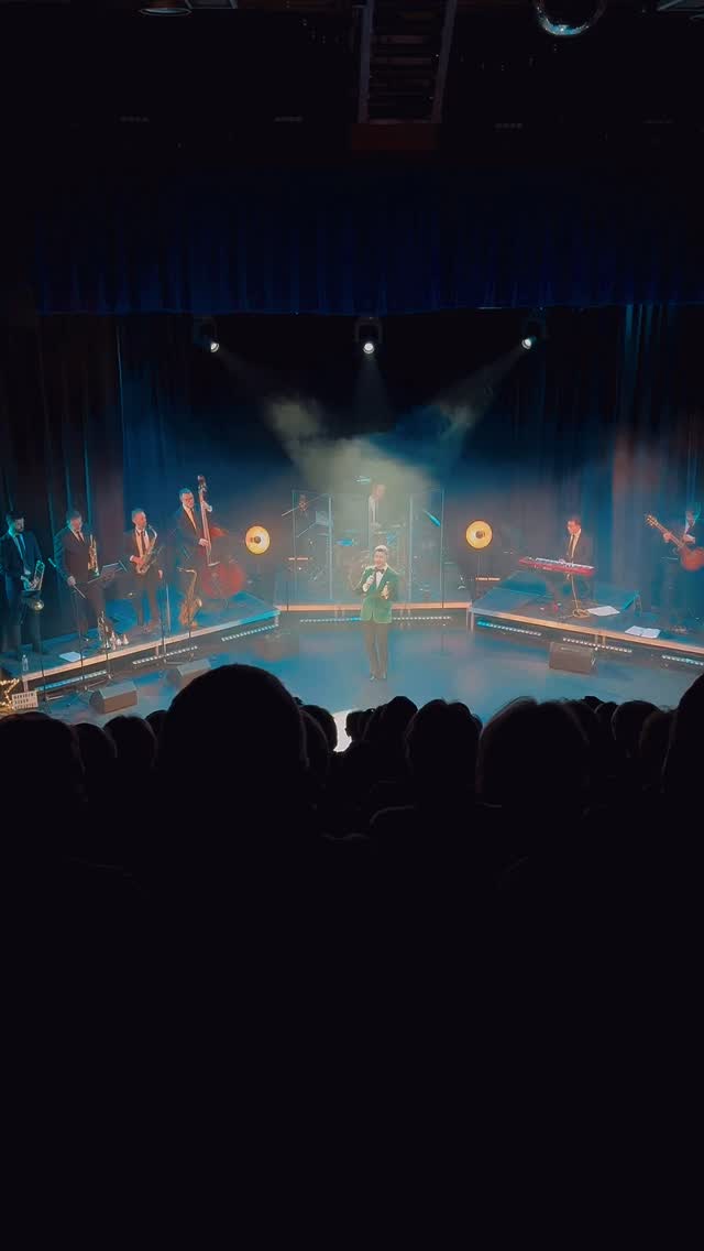 A wonderful high to end my theatre shows this year. I teamed up with @rotaryuk and @thameshospice with my show ‘A Swingin’ Christmas’ to fundraise for the hospice!
The band were on fire as always @henryhanssen_trombone @eddywhitemusic @panastudios_london @alexmoore10 @codymoss.keys #livemusic #swingmusic #theatreshow #michaelbuble #santaclausiscomingtotown