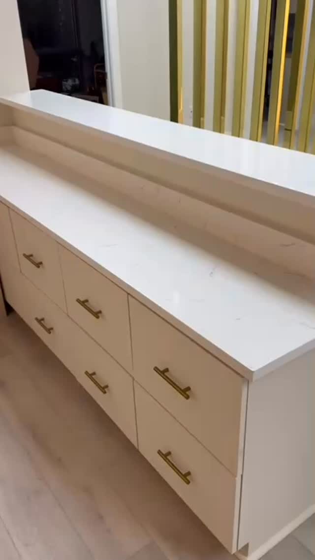 Luxury beauty salon featuring stunning Calacatta marble walls paired with brand-new high-gloss white cabinetry. A sleek, modern design that offers both elegance and exceptional storage✨✨✨
#countertop #cabinets #interiordesign #luxuryhomes #luxurylifestyle