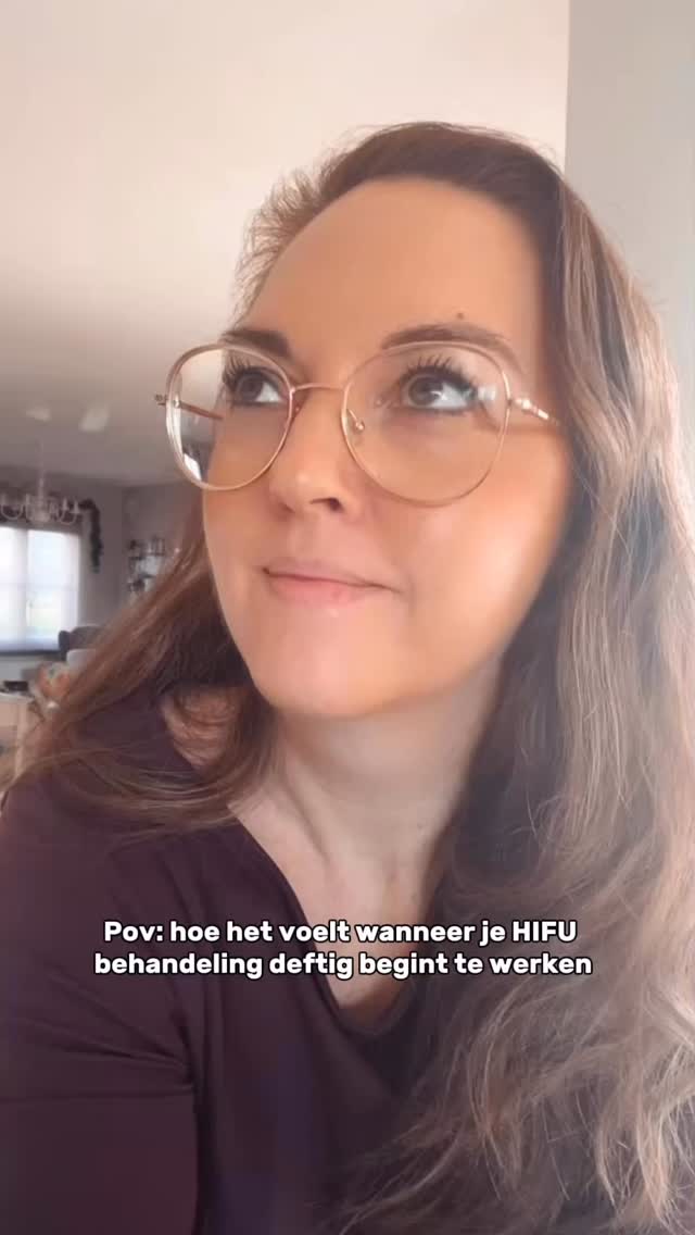 Dat moment dat je in de spiegel kijkt en denkt:
“Wacht… is mijn kaaklijn strakker?”
“Mijn huid voelt anders.”
“Ik zie er frisser uit, zonder dat iemand kan zeggen waarom.” 😌
Dát is Liftboost.
Geen plotse shock, geen overdone effect. Maar een huid die zichzelf terug begint te dragen. Steviger. Gelift. Met meer spanning en meer glow. ✨
Liftboost HIFU werkt diep in de huid:
💛 stimuleert collageen
💛 verstevigt verslapte zones
💛 verbetert de huidkwaliteit van binnenuit
Perfect voor wie wil:
– een strakkere kaaklijn
– minder verslapping
– een frisse, natuurlijke look
– resultaat zonder snijden of downtime
Dit is geen instant filter. Dit is je huid… maar dan op haar best. 💛
Benieuwd wat Liftboost voor jouw huid kan doen? Stuur me gerust een berichtje, skinvriendin.
Of profiteer van een extra verwenmoment tijdens de LIFTBOOST DAG op zaterdag 7/2. Lees meer of schrijf je in via purelle.be.
Liefs
Lien