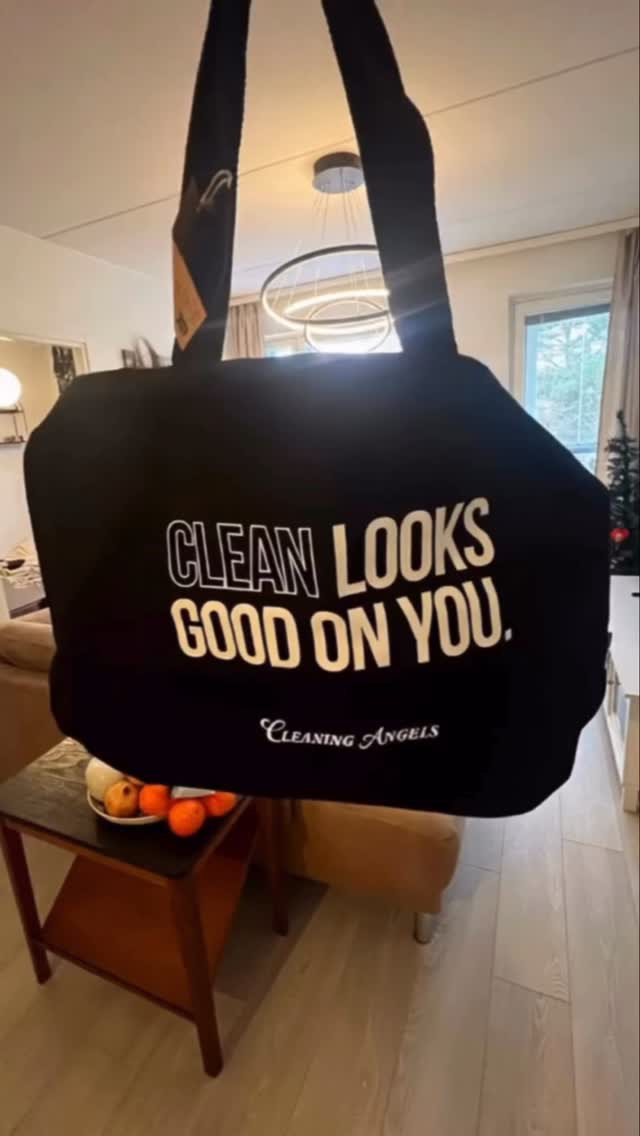 SIISTIÄ JOULUA, FAM 🖤
Muistatko, kun vihjasimme pienestä yllätyksestä asiakkaillemme? Nyt odotus on ohi ✨
Meillä on ilo kertoa, että jokainen asiakkaamme saa lahjaksi Clean looks good on you -kangaskassin.
👉 Täydellinen ostoksille, kierrätykseen tai harrastusreissuille.
Jos et ole vielä saanut omaasi, ei huolta, se on matkalla 🙂↕️✨
Iso kiitos tästä vuodesta jokaiselle, joka on kulkenut mukanamme. Takana upea vuosi ja malttamattomina odotamme jo uutta.
Iloista ja rentouttavaa joulun aikaa 🎄
#joulu #joululahja #ca