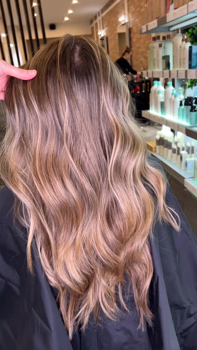 Precision blending for a lived-in blonde ✂️✨
#BlondeHair #LuxuryBlonde #DimensionalBlonde #GlossyHair #HairGoals ModernBlonde SalonResults HairInspo
