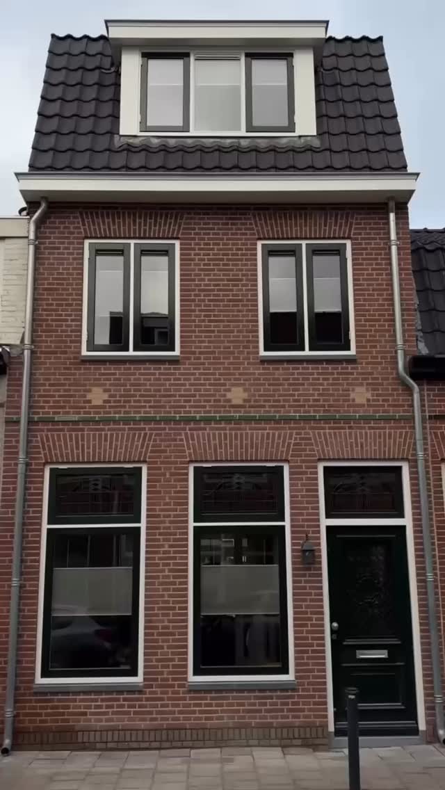 Renovatie | Haarlem
Deze woning is compleet opnieuw opgebouwd. Aanbouwen en opbouwen heeft voor een aanzienlijk verschil gezorgd aan m2. Een gietvloer met vloerverwarming, en een grote leef keuken zorgt voor een koele uitstraling. De gevel volledig nieuw met traditionele hanenkammen en een knipvoeg. Prachtig eindresultaat! #Renovatie #haarlem #opbouw #aanbouw #stadsbouwershaarlem