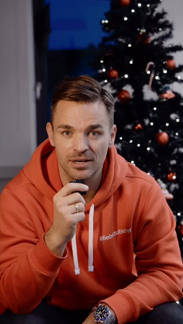 🎄✨ Danke für ein wildes Jahr 2025! ✨🎄
Danke an alle unsere Fahrschülerinnen und Fahrschüler– ihr habt dieses Jahr einfach 🔥 gemacht!
Und ja… kleiner Real-Talk-Moment 🎤😅
Unser Chef musste nochmal ans Mikro, weil unser Fahrlehrer @steff.kr meinte:
👉 „Chef, du hast das Wichtigste vergessen!“
Also hier nochmal laut & ehrlich:
💛 DANKE an unser Team! 💛
An alle Mitarbeitenden der Fahrschule Bieber –
ohne euch kein Wachstum, kein Erfolg, keine Premium-Fahrschule.
Ihr seid der Motor hinter allem 🚗💨
Wenn Fahrschule, dann keine Kompromisse.
👉 Premium wählen.
👉 #lieberzubieber bekommen.
Frohe Weihnachten Euch allen🎅🎁
.. und wir sehen uns auf der Straße 😎✌️
#fahrschuleaschaffenburg #fahrschulebieber #führerschein #fahrschule