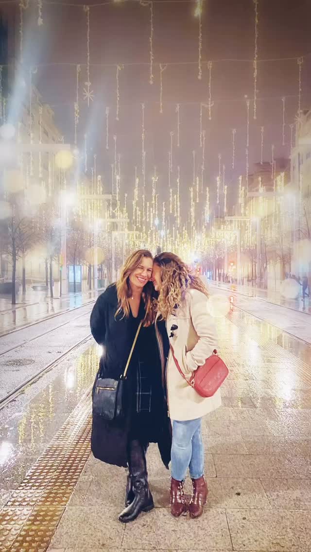 🎄Quiero compartir la Navidad con personas que valoren pasar tiempo conmigo, que traigan música, confesiones y risas. También, calma. Personas con quienes mojarme bajo la lluvia 🌧️ y echar una carrera para no perder el bus. Personas que no se avergüencen jamás de cogerme de la mano, que traten de entender mi alma desordenada. Personas que no estén dispuestas a perderme así como así. 🙏🏻