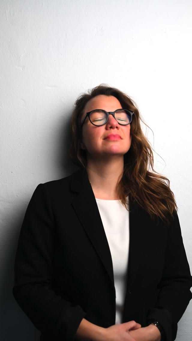 Willkommen bei Part zwei meines kleinen 2025 RĂŒckblicks. Der Februar hat so richtig in sich, beim durchsehen der Bilder war ich ĂŒberwĂ€ltigt von diesen vielen unsagbar Höhen und Tiefen in diesem Monat und ich denke, was ich damit bewirken möchte oder sehen möchte, egal wie traurig man gerade ist im Moment, egal wie auswegslos es gerade aussieht, kann es im nĂ€chsten Moment wieder ganz anders sein! Wie wichtig es ist sich selbst zu vertrauen und immer wieder weiter zu gehen fĂŒr die eigenen TrĂ€ume und WĂŒnsche! ich denke es soll Mut machen nicht nur fĂŒr mich sondern auch anderen.