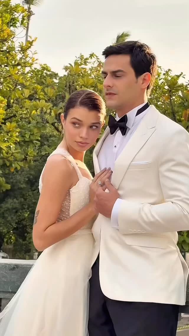 Há um charme raro quando tudo se encontra no branco. A elegância se torna natural — leve, precisa, memorável.
Para celebrações especiais, o traje Summer EG.
#EduardoGuinle #Casamento #AlfaiatariaMasculina #EstiloMasculino #Menswear