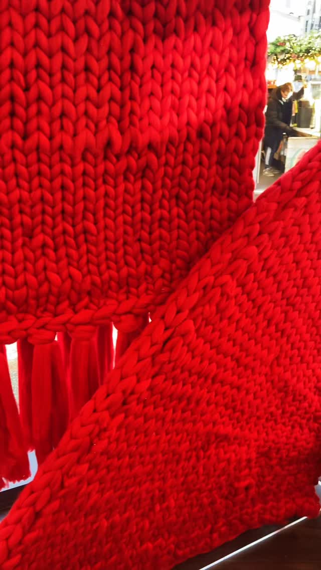 Thought we would start the year off with something positive that’s sure to warm you through and through. Chunky cozy knitwear was the theme for our newest Vodafone install. Perfect for those icy January mornings. And what cozy scene is complete without a cup of something hot!
Happy New Year everyone🥳
#stylo #graphics #vodafone #retaildesign #london