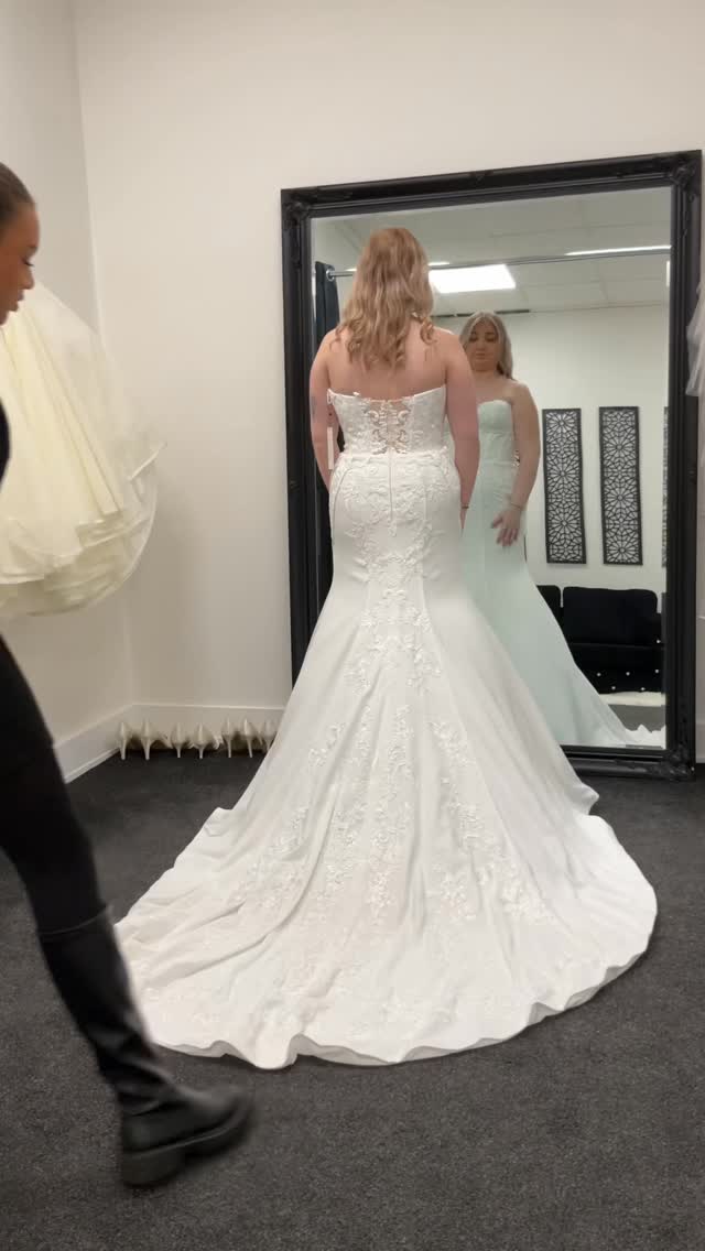 Such a beautiful style! With such a classy lace! Wow, definitely one to try if you’re thinking a fitted style might be something you’d like!
.
.
#weddingdress #bride #weddingexperience