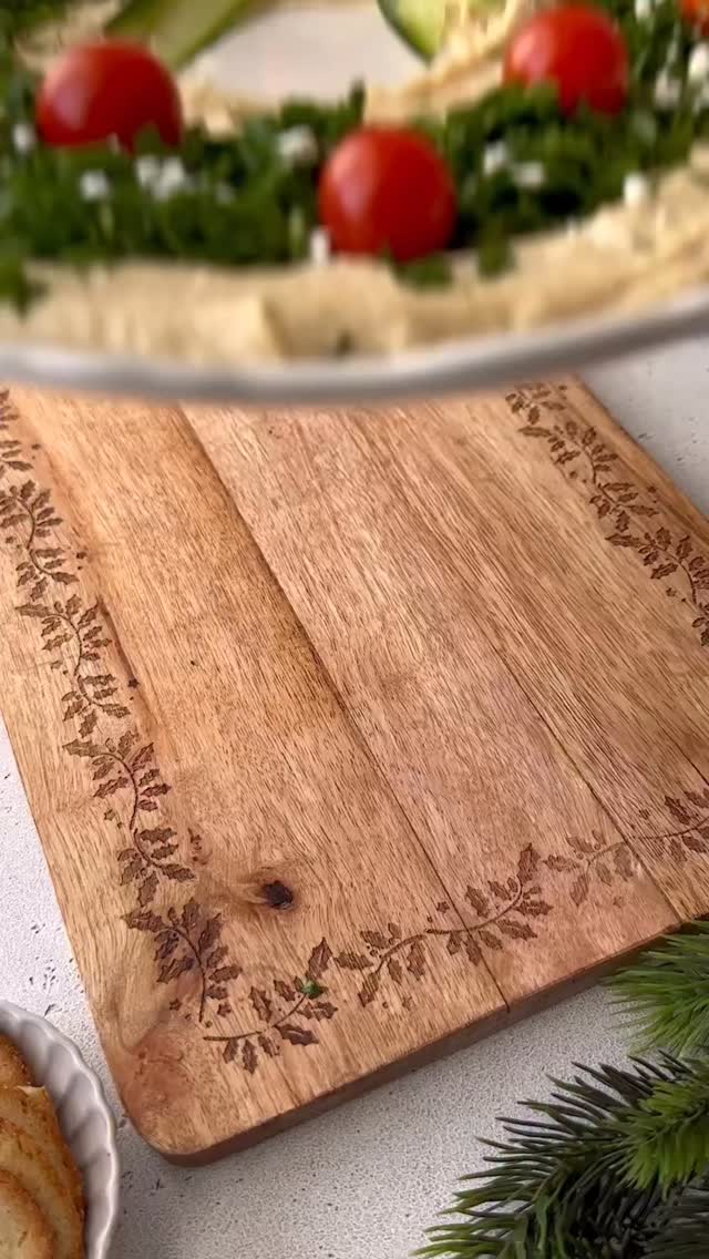 Snack like Santa with this festive ✨Hummus Wreath✨ It’s the easiest Christmas appetizer that looks as good as it tastes!
You’ll need
Hummus (I used around 500g)
A handful of parsley finely chopped
Cherry tomatoes
Crumbled feta
Cucumbers
1- Place a small bowl in the center of your plate and spread hummus evenly around it.
2- Remove the bowl, then top with parsley, tomatoes, and feta.
3- Peel cucumber strips with a veggie peeler, shape them into cute Christmas ribbons, and add on top.
4- Serve with crackers or toasted bread… festive snacking made easy! 🎄
Remix @kristels.kitchen
#hummus #christmasfood #festivevibes #funfood #holidayfun partyideas
