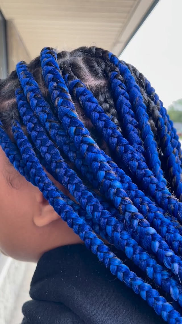 Dipped in blue, where peace meets power. A bold expression of calm confidence, creativity, and unapologetic beauty in every strand.
#BoldHairEnergy #CreativeBeauty #bxjbraidstudio
