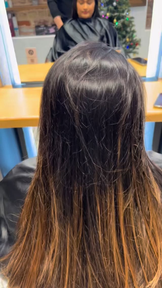 Hello, we are waiting for you with special discounts for New Year's week! All coloring services are 30% off starting today, exclusively for New Year's week. For appointments, you can reach us via DM or WhatsApp using the contact numbers provided.