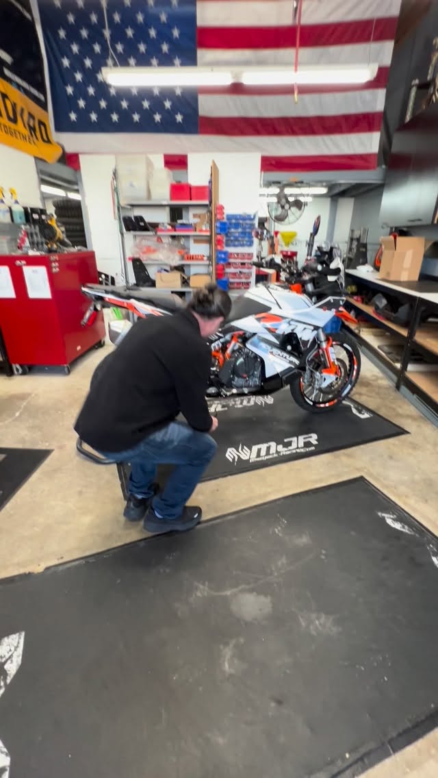 Wrapped up Part 1 on this 24 KTM 890 Adventure R!
Up next will be Tuner, De-Cat, Muffler and KTM Pre-filter
Wasn’t too sure how the ✨ would look on the graphics but as we were putting them on, definitely started to love them!
Customer is going to get some time on this thing between the rain and bring it back for part ✌🏻
#KTM #890AdvR #AdventureBike #RallyBike #MJR