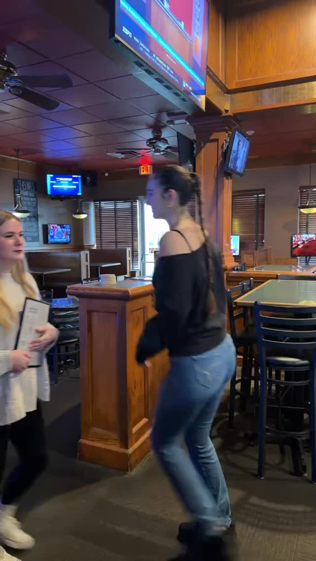 When you’re trying to hit your 10,000 steps and your coworker is a literal hurdle. 🏃♂️💨
#thirdbasebrewery #serverlife #FOHLife #iowabrewery