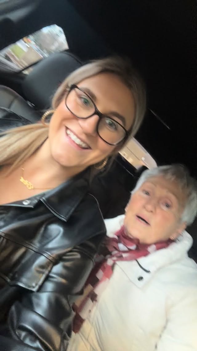 This is what the holidays are all about đđ lucky to always have my grandma by my side joining me at all my shows
.
.
Câest ça, lâesprit des FĂȘtes đđ chanceuse dâavoir ma grand-maman Ă mes cĂŽtĂ©s pour chacun de mes spectacles.