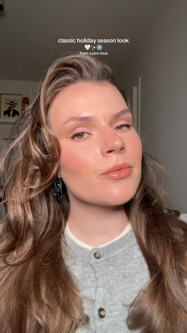 Better late than never because this holiday glam was just too good not to share and it literally works for any festive occasion 🤍❄️
Let me know if you want the full product breakdown
✨
•
•
•
•
•
#holidayglam #nyeglam #nyemakeuptutorial #makeuptutorial #belgianmakeupartist