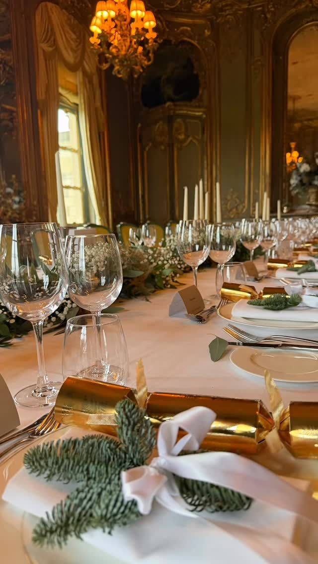 A Christmas garland of eucalyptus and gypsophila adorns the Lady Astor table in the French Dining Room for a Christmas celebration lunch.
#blomsterdesignsflowers #blomsterdekoratör #clivedenhouse #cliveden @clivedenhouse #christmastablescapes