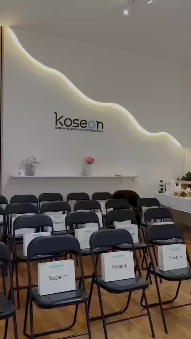 ✨ Nová školení a semináře od ledna 2026 ✨
⭐️ Techniky extrakce pórů
⭐️ 3D Ai diagnostika pleti - vícero pohledů do hloubky pleti
⭐️ Mikrojehličkování - Korean MTS Technique
⭐️ Seznámení s K-Beauty pro kosmetičky a aplikace do domácí péče klientek
a další budou postupně vypsaná 💫 ☺️
Více na www.koseon.eu