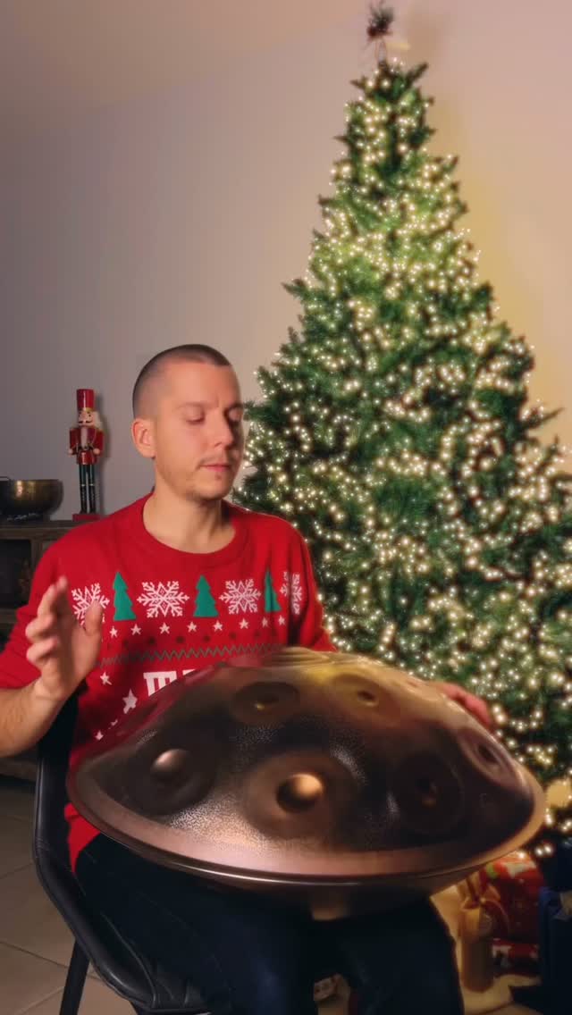 Un augurio sincero a tutti voi:
che questo Natale sia un momento per rallentare, ascoltare
e ritornare un po’ bambini,
quei bambini spensierati che a volte dimentichiamo di essere.
Buon Natale 🎄✨
#filippopigaiani #bagnodisuoni #campanetibetane #suonoterapia #handpanmusic massaggiosonoro rigenerarsi meditazione starebenecosestessi soundhealing soundbath