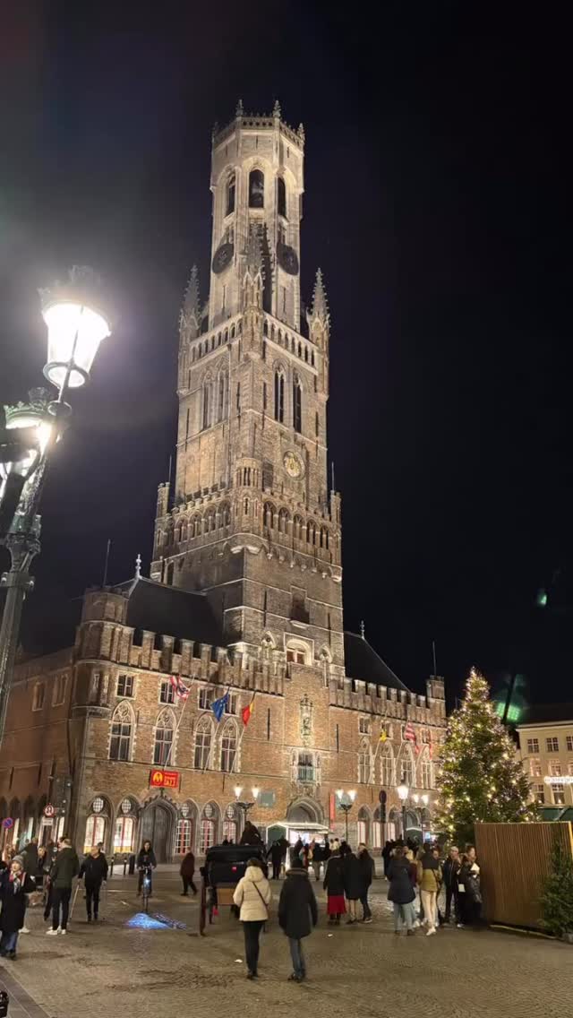 Chocolate box beautiful Bruges, we had the BEST time!
You definitely have the architectural section of my ❤️!
#bruges #belgium #architecture beautifularchitecture #beautifulbuildings canals #cobbledstreets