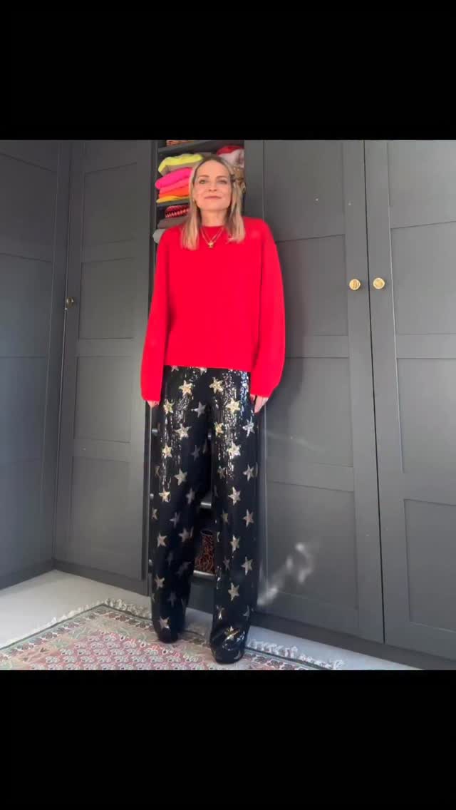This was Christmas Day and it had to be red. Cosy jumper worn with these sparkly trews from a few years back. They are so comfy which can’t be said about all sequin outfits. All shopped from my wardrobe 👌.
Style - personal style - personal stylist - women’s style - styling - style inspo - personal styling
#personalstylist #personalstyle #winterstyle #sparkle #colour