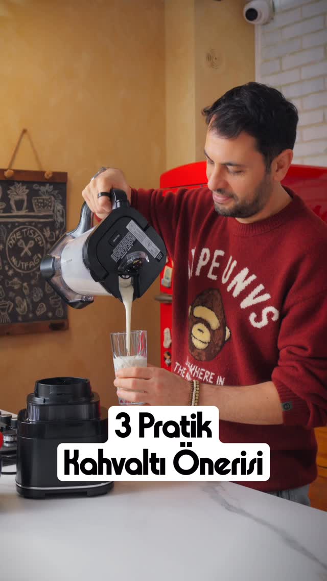 İşte sırayla tariflerin detayları 👇
Fıstık Ezmeli Muzlu Süt
Malzemeler:
1 bardak süt
1 adet muz
1 yemek kaşığı fıstık ezmesi
Yapılışı:
Tüm malzemeleri blenderdan pürüzsüz olana kadar geçirin. Afiyet olsun.
Cennet Hurmalı Chia Puding
Malzemeler
1/2 bardak süt
3 yemek kaşığı chia tohumu
1 yemek kaşığı tahin
1 adet cennet hurması
Yapılışı:
Bir kavanozun içine süt, chia tohumu ve tahini alın. Kavanozun kapağını kapatıp hepsi karışana kadar çalkalayın ve 3-4 saat buzdolabına gönderin. Kıvam aldıktan sonra buzdolabından çıkarın. Cennet hurmasının kabuğunu soyun ve bir çatal yardımıyla ezin. Chia pudingin üstüne ilave edin. Afiyet olsun.
Kavanozda Yulaflı Kahvaltı
Malzemeler (1 Porsiyonluk Kavanoz İçin):
1/2 su bardağı ince öğütülmüş yulaf
1 yemek kaşığı öğütülmüş keten tohumu
1 yemek kaşığı Hindistan cevizi
2 adet kuru incir/ 3 adet kuru kayısı/ 1/2 avuç kuru üzüm
1 bardak süt
Yapılışı:
Kavanozun an altına yulafı, onun üstüne keten tohumunu, hindistan cevizini ve en üste de kuru meyveleri ekleyin.
Kavanozun kapağını kapatıp dolaba kaldırın ve istediğiniz zaman üstüne süt ya da yoğurt ekleyerek tüketin.