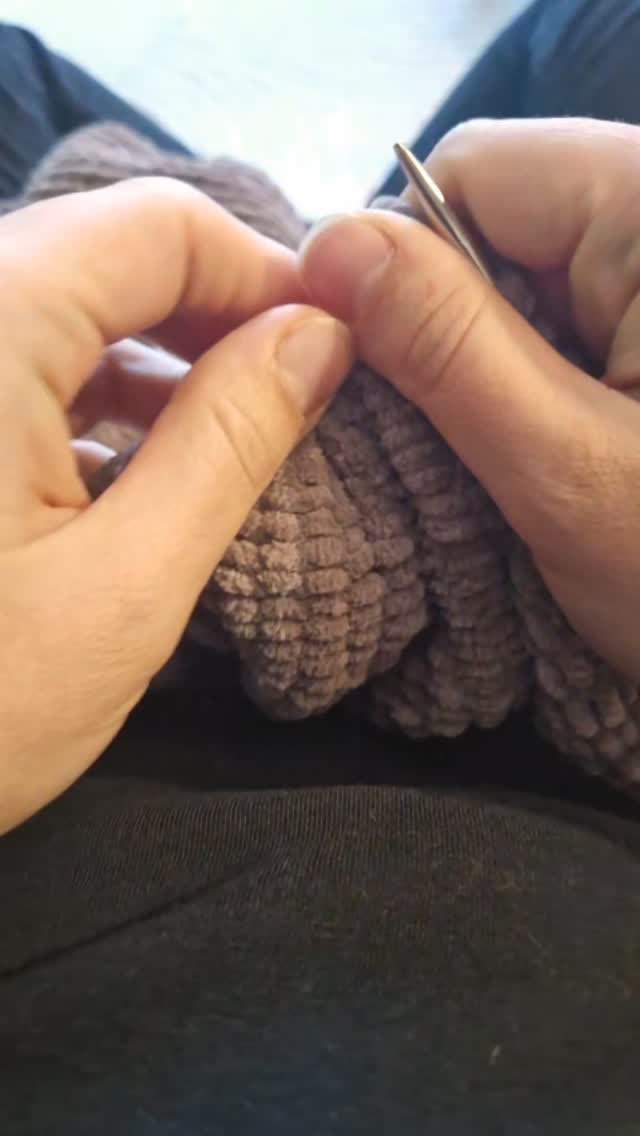 Le programme des vacances :
- finir les 2 couvertures de mes enfants
- câliner et se reposer
- profiter des personnes qui nous sont chères 🧡
#tricothandmade #TricotBebe #blanket #cadeaunaissance #artisanatfrancais