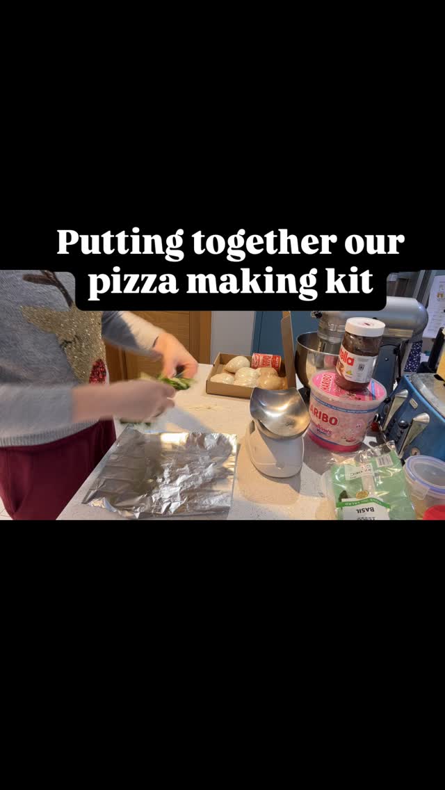 Order a pizza making kit for 4 people for £35. Additional pizzas can be added for +£6 for larger groups. (Min order of £35 please). Each pack contains: Margherita pizza x4, cheesy garlic pizza, Nutella & Marshmallow dessert pizza. We also sell pepperoni pots for +£5
WhatsApp Laura to order 07968416343 🍕❤️🤩